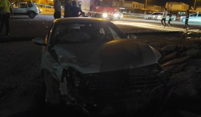 ŞANLIURFA’DA 2 OTOMOBİL KAFA KAFAYA ÇARPIŞTI: 5 YARALI