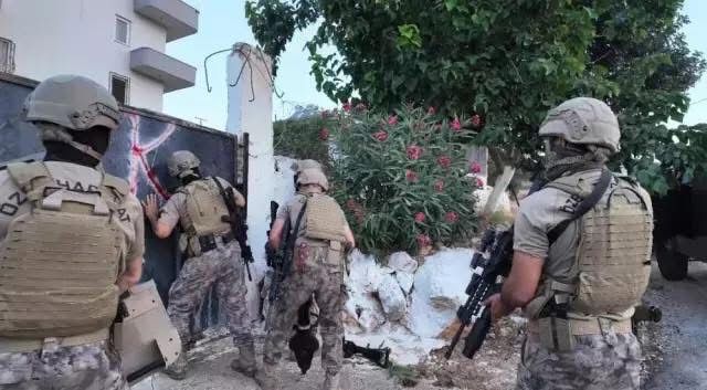 Mersin Kızkalesi’nde Fuhuş Operasyonu: 22 Şüpheli Gözaltına Alındı, 18 Kadın Kurtarıldı