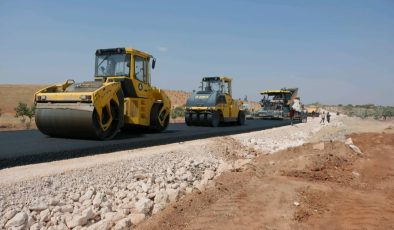 BİRECİK’İN EN BÜYÜK MAHALLERİNDEN KURAL’A SICAK ASFALT YAPILIYOR