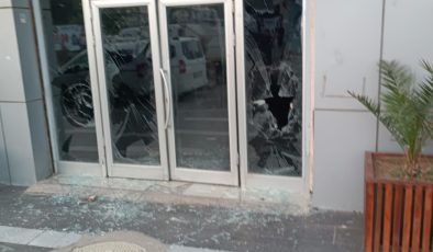 SURUÇ BELEDİYESİNE TAŞLI SALDIRI KAMERADA