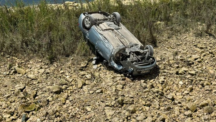 ŞANLIURFA’DA OTOMOBİL 5 METRELİK ŞARAMPOLE DEVRİLDİ, SÜRÜCÜ YARA ALMADAN KURTULDU