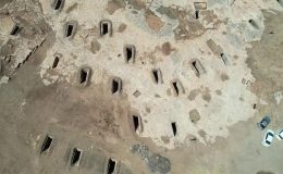 TEMİZLENEN TURUŞ KAYA MEZARLARI’NDA BİRBİRİNDEN İLGİNÇ KABARTMALAR ORTAYA ÇIKIYOR