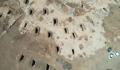 TEMİZLENEN TURUŞ KAYA MEZARLARI’NDA BİRBİRİNDEN İLGİNÇ KABARTMALAR ORTAYA ÇIKIYOR